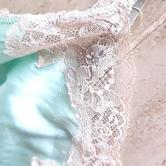 Victoria Secret Cliche - Picture 3 of 10